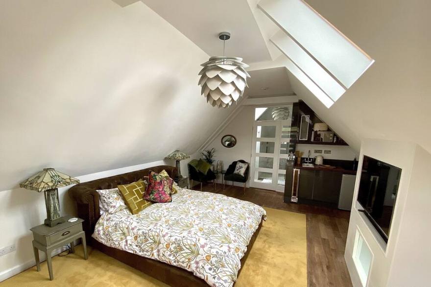 A Spacious, Modern & Contemporary Loft Space