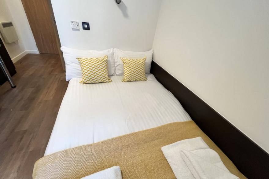 Deluxe En-suite bedroom by Pureserviced Pop up