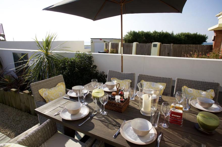 Spacious New England-style beachside house, sea views, hot tub, driftwood fire