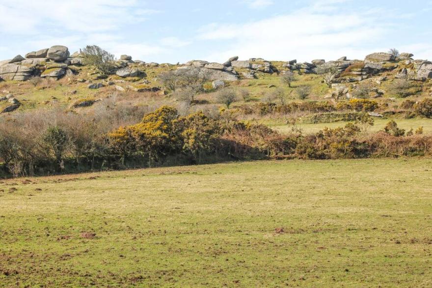 KESTREL CORNER, family friendly, character holiday cottage in Lanivet