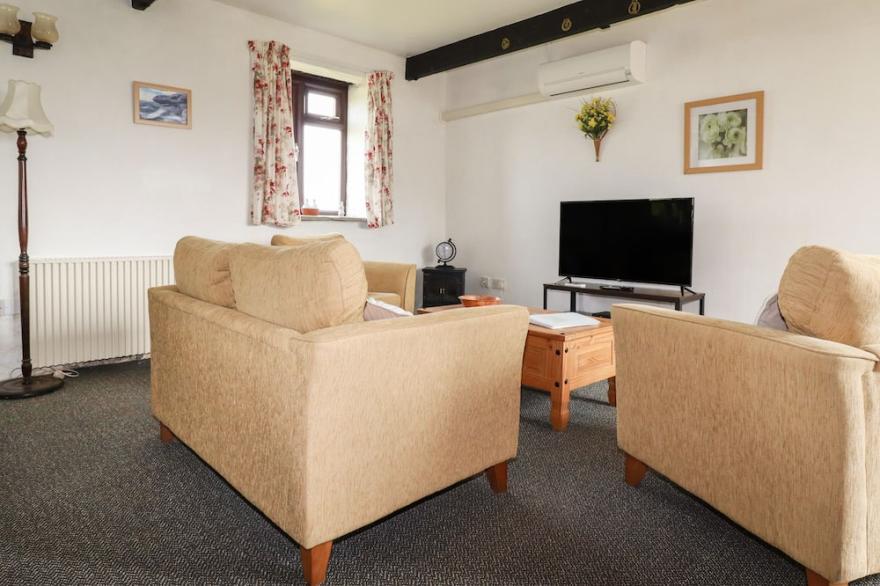 KESTREL CORNER, family friendly, character holiday cottage in Lanivet