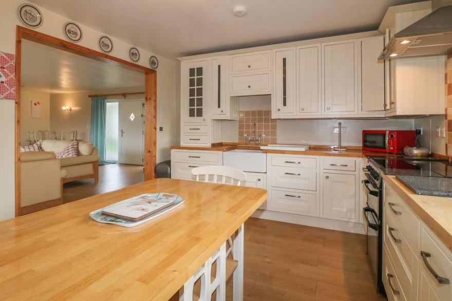CLOVERMEAD COTTAGE, pet friendly, with a garden in Findern