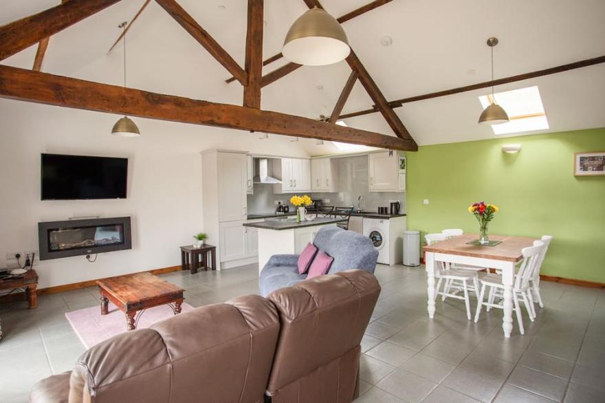 1 BEACON VIEW BARN, pet friendly, with hot tub in Beguildy