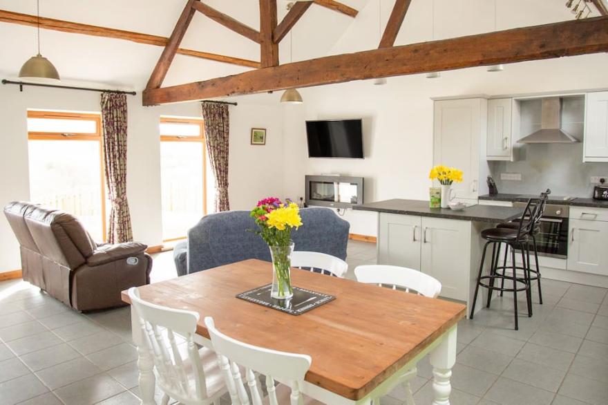 1 BEACON VIEW BARN, pet friendly, with hot tub in Beguildy