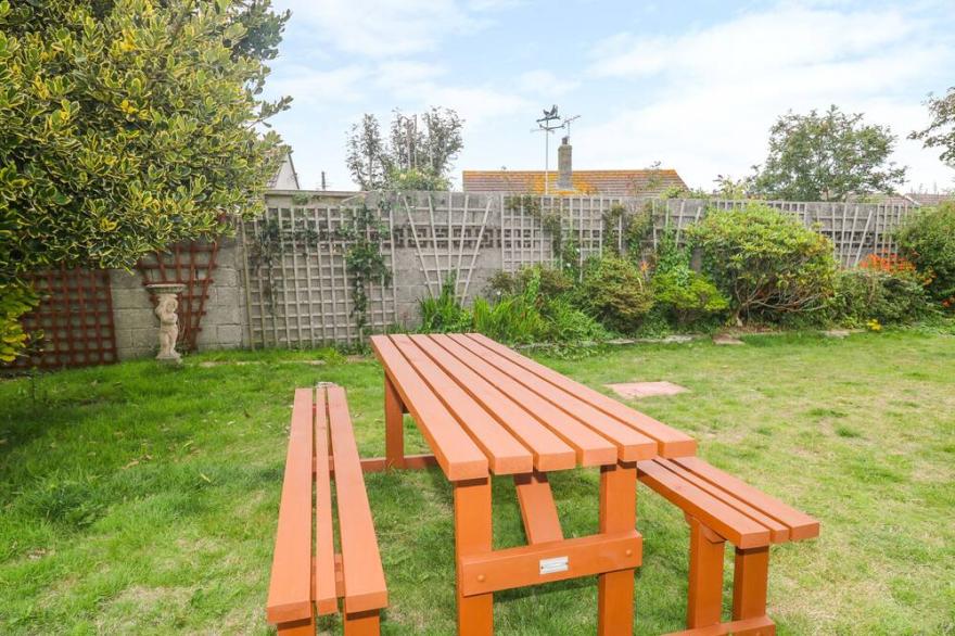 MERLIN'S RETREAT, pet friendly, with a garden in Tintagel