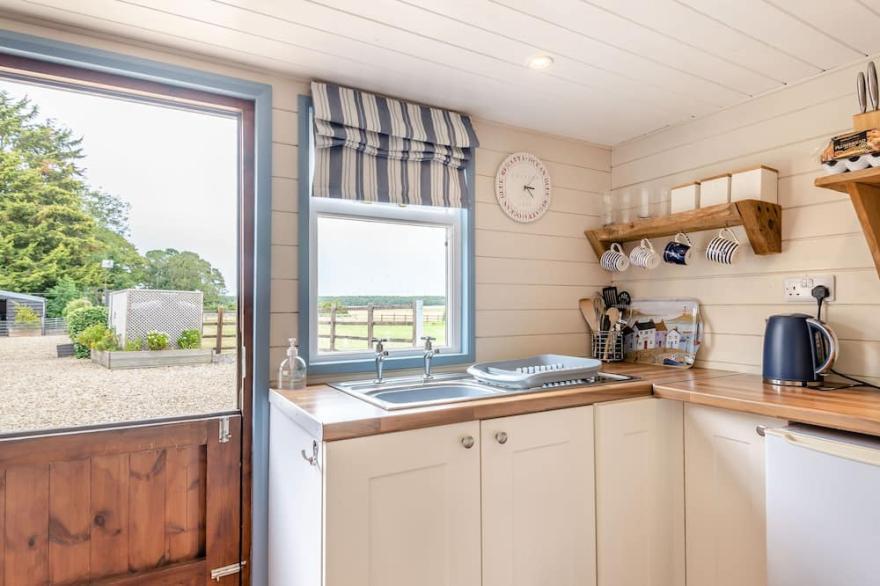 THE NOOK, pet friendly, with a garden in Louth
