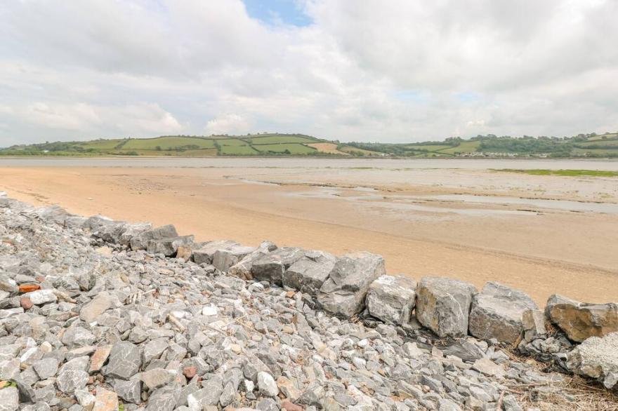 SEADRIFT CABIN, pet friendly, with open fire in Llansteffan