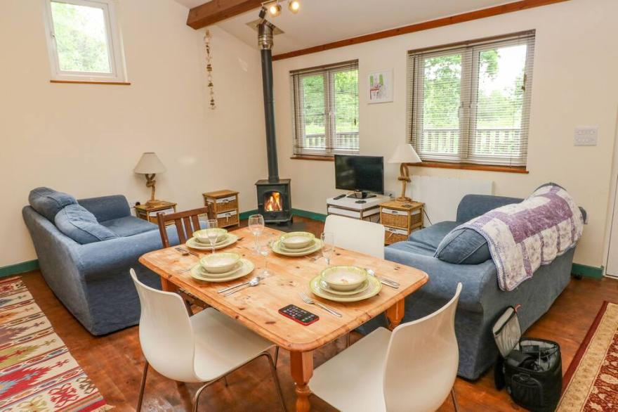 SEADRIFT CABIN, pet friendly, with open fire in Llansteffan