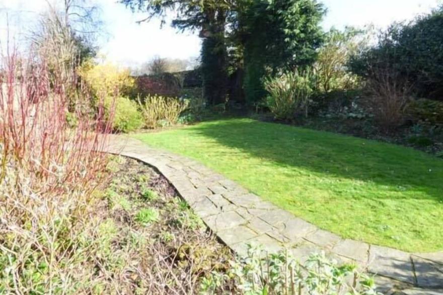 PHEASANT COTTAGE, pet friendly, character holiday cottage in Cartmel