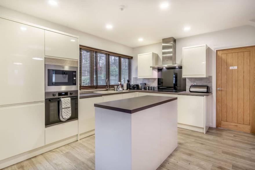 HAZEL - WOODLAND COTTAGES, family friendly in Bowness-On-Windermere