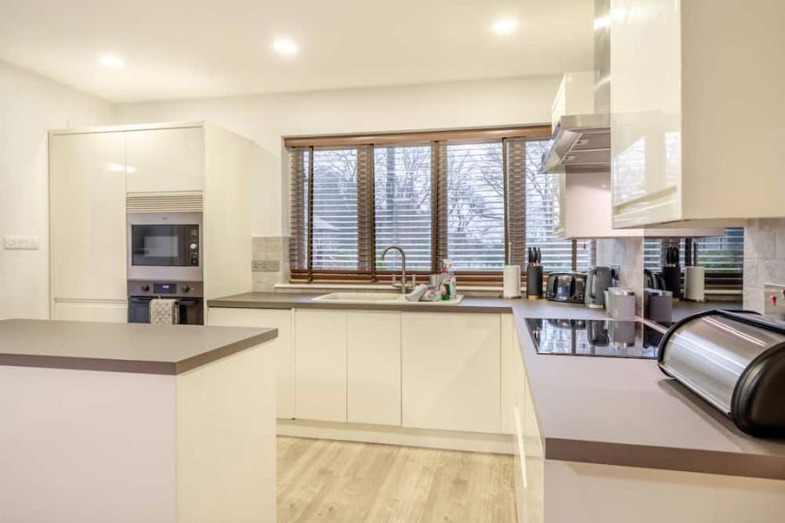 HAZEL - WOODLAND COTTAGES, family friendly in Bowness-On-Windermere