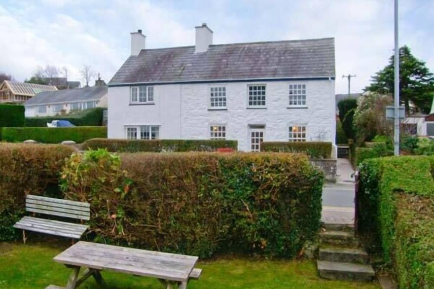 GLAN Y DON, family friendly, character holiday cottage in Abersoch