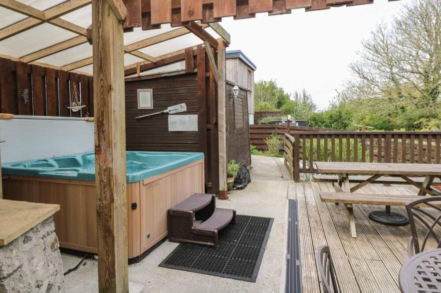 ANGARRACK FARMHOUSE, family friendly, with hot tub in Hayle