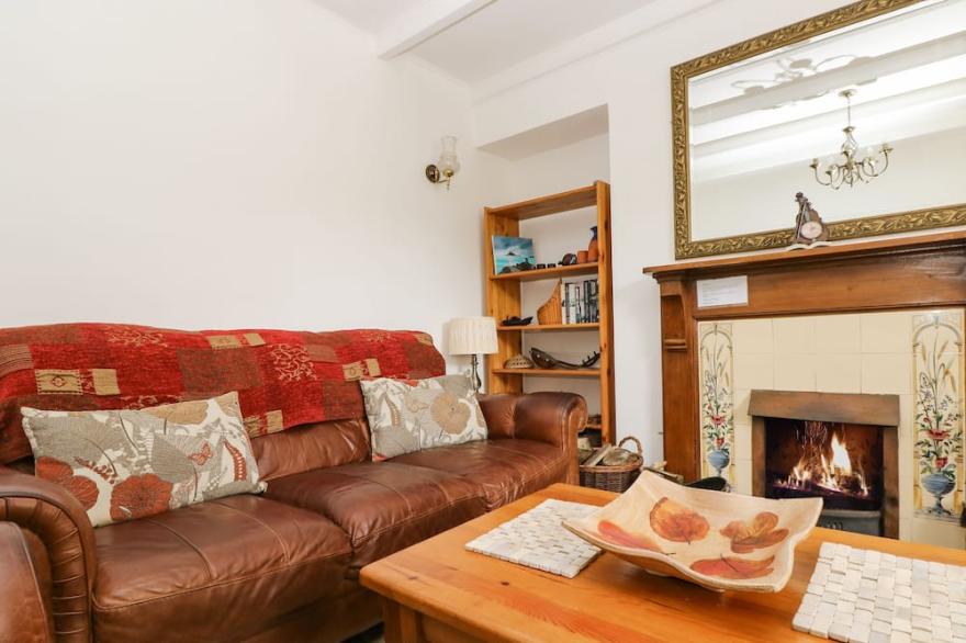 ANGARRACK FARMHOUSE, family friendly, with hot tub in Hayle