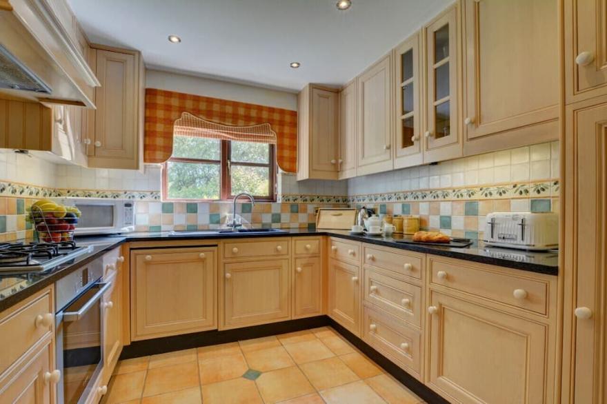 Lupin - Three Bedroom House, Sleeps 6