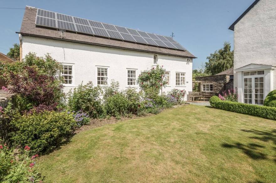 THE OLD SCHOOLHOUSE AND COTTAGE, family friendly in Bishop's Castle