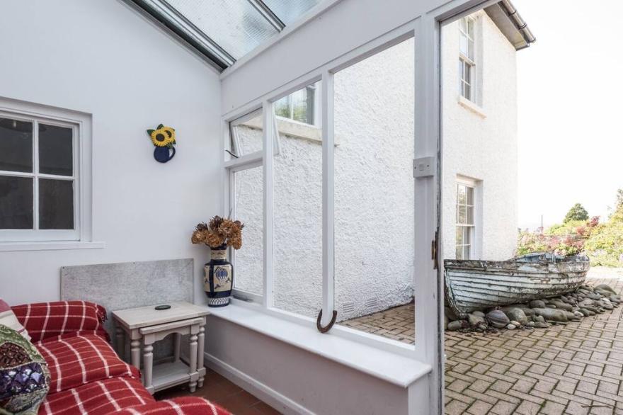 THE OLD SCHOOLHOUSE AND COTTAGE, family friendly in Bishop's Castle