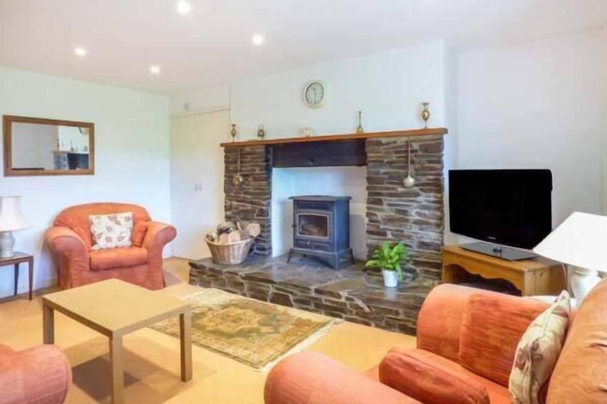 HOLLY COTTAGE, pet friendly, character holiday cottage in Looe