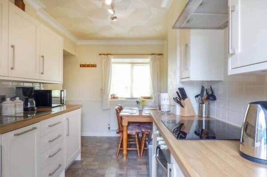 HOLLY COTTAGE, pet friendly, character holiday cottage in Looe