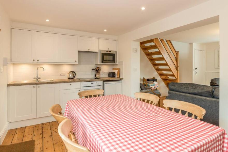 3B COASTGUARD COTTAGES, family friendly in Low Newton-By-The-Sea