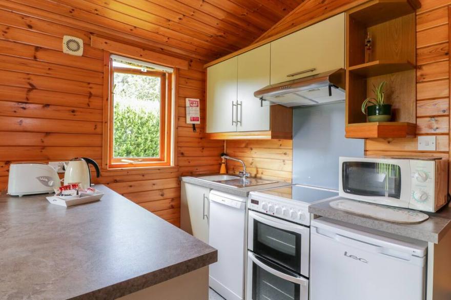 THE SPINNEY LODGE, pet friendly, with a garden in Jedburgh