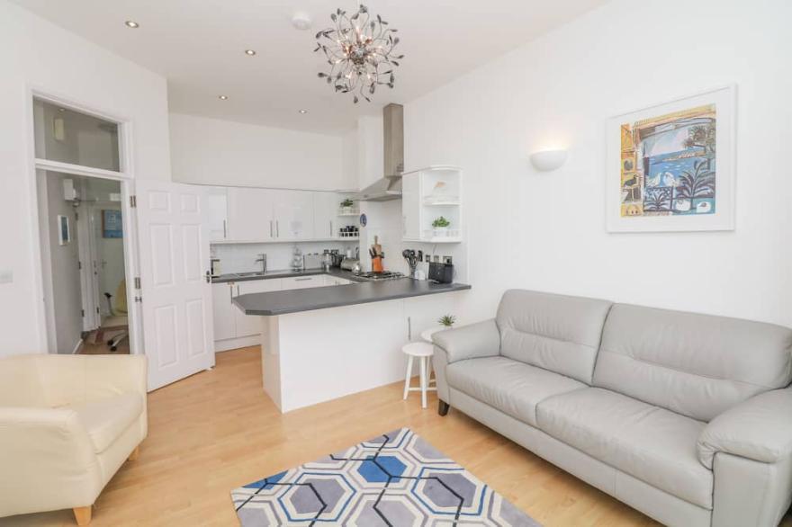 OCEANS SIDE, family friendly, country holiday cottage in Ilfracombe