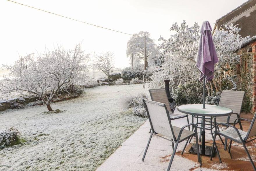 SONYA'S COTTAGE, family friendly, with hot tub in Anthorn