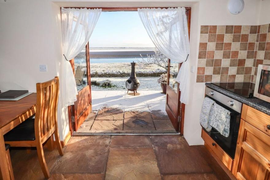 SONYA'S COTTAGE, family friendly, with hot tub in Anthorn