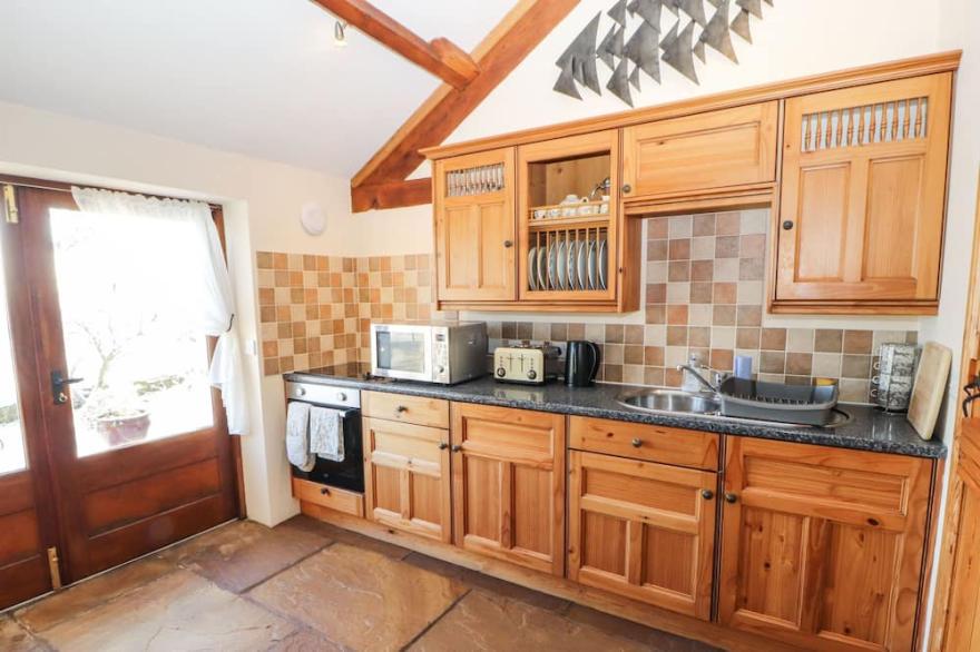 SONYA'S COTTAGE, family friendly, with hot tub in Anthorn