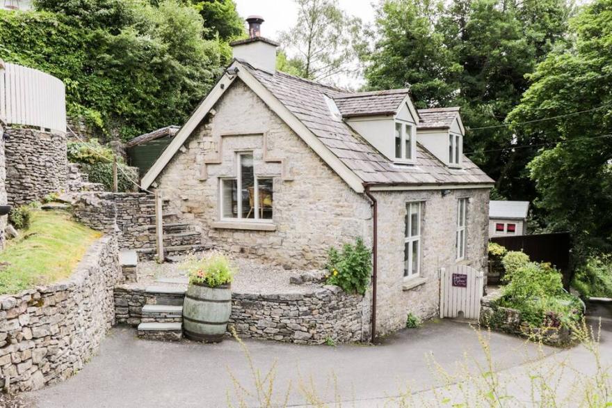 HONEYPOT COTTAGE, family friendly, with open fire in Brigsteer