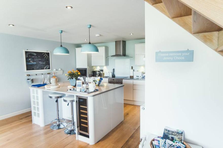 The Glasshouse Sleeps 4 (2 bedroom), modern and contemporary.