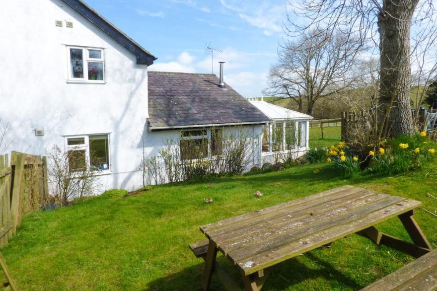 GLAN Y GORS COTTAGE, pet friendly, with open fire in Eglwysbach