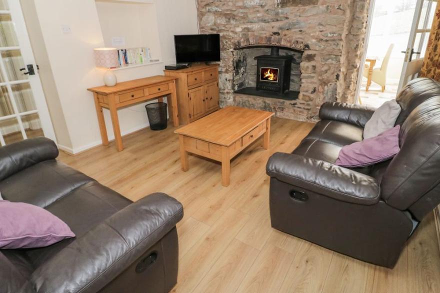 GLAN Y GORS COTTAGE, pet friendly, with open fire in Eglwysbach