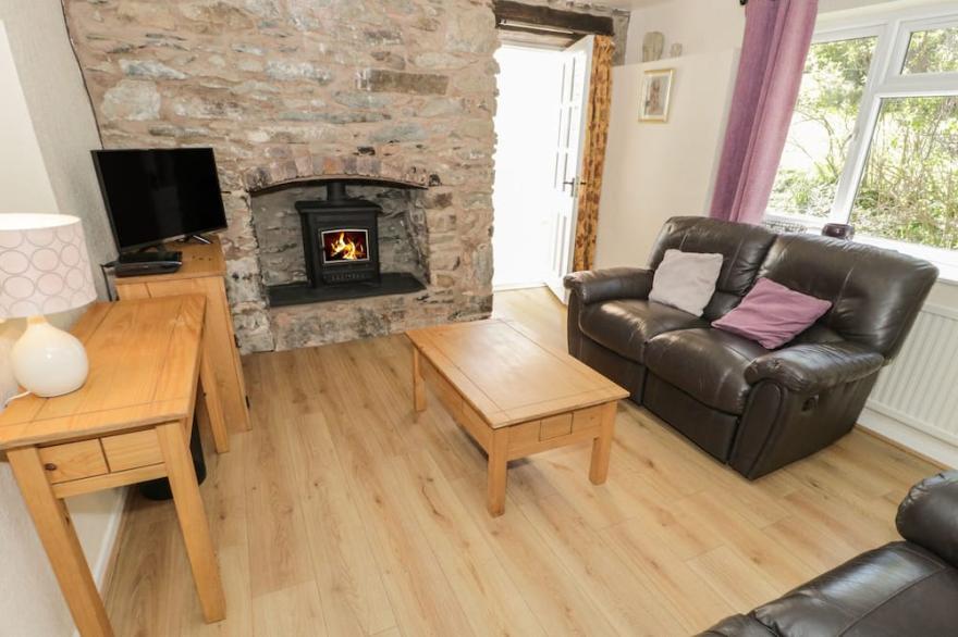 GLAN Y GORS COTTAGE, pet friendly, with open fire in Eglwysbach