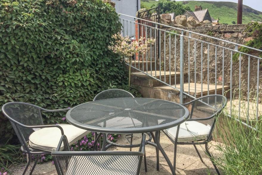 2 CAE GLAS, pet friendly, character holiday cottage in Dwygyfylchi