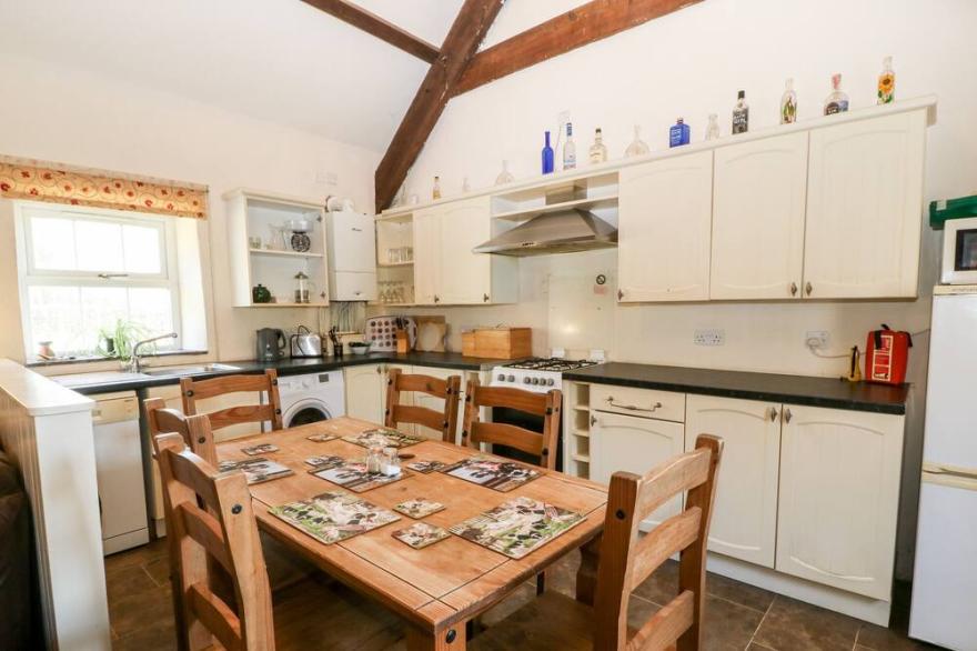 BWTHYN Y DDERWEN (OAK COTTAGE), pet friendly in Pwllheli