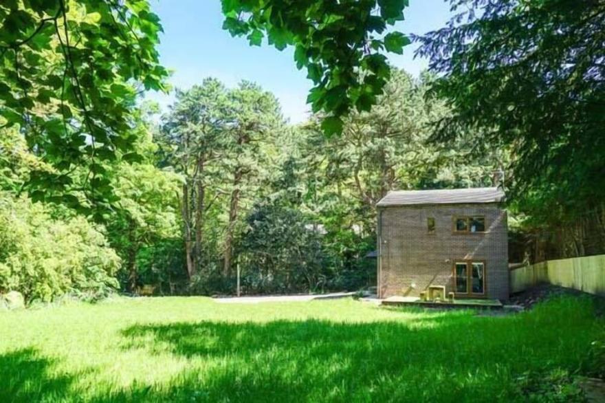 DUNSDALE LODGE, family friendly, luxury holiday cottage in Frodsham
