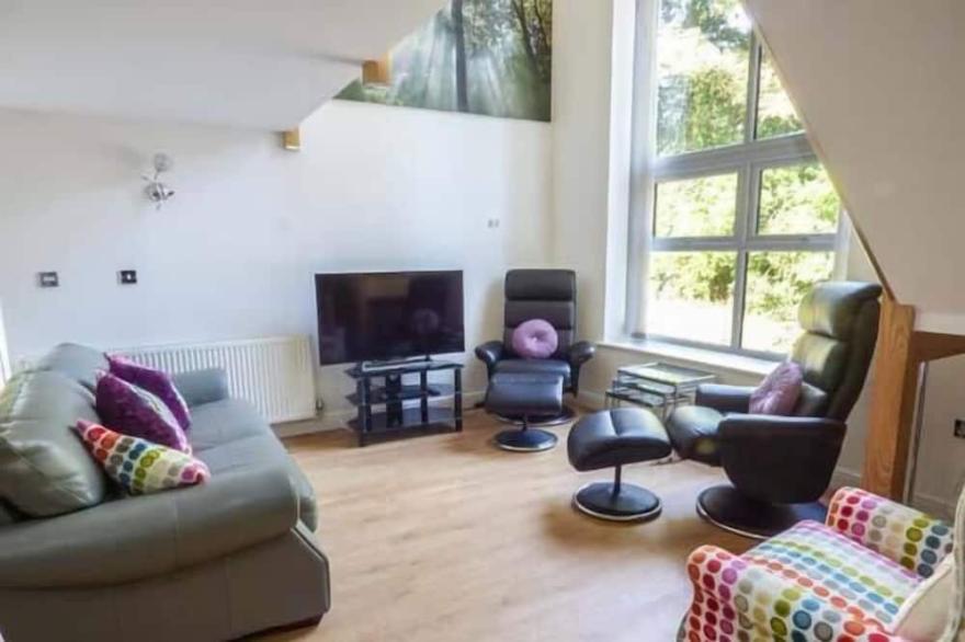 DUNSDALE LODGE, family friendly, luxury holiday cottage in Frodsham