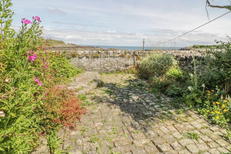 THE PINK HOUSE, pet friendly, with open fire in Isle Of Whithorn