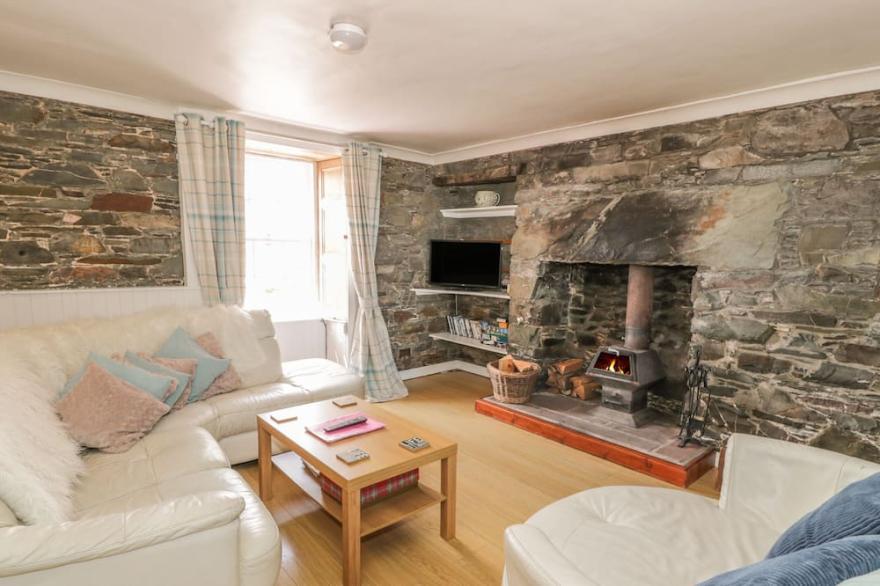 THE PINK HOUSE, pet friendly, with open fire in Isle Of Whithorn