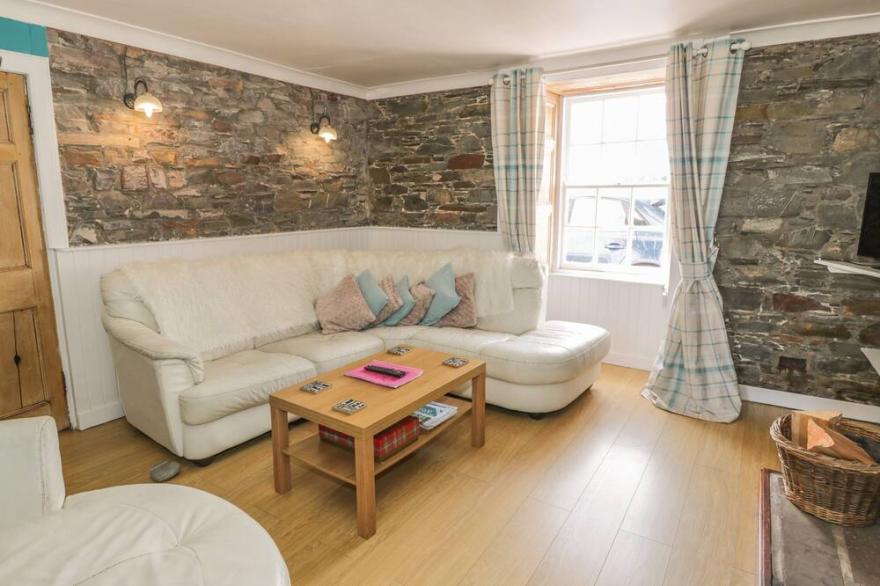 THE PINK HOUSE, pet friendly, with open fire in Isle Of Whithorn