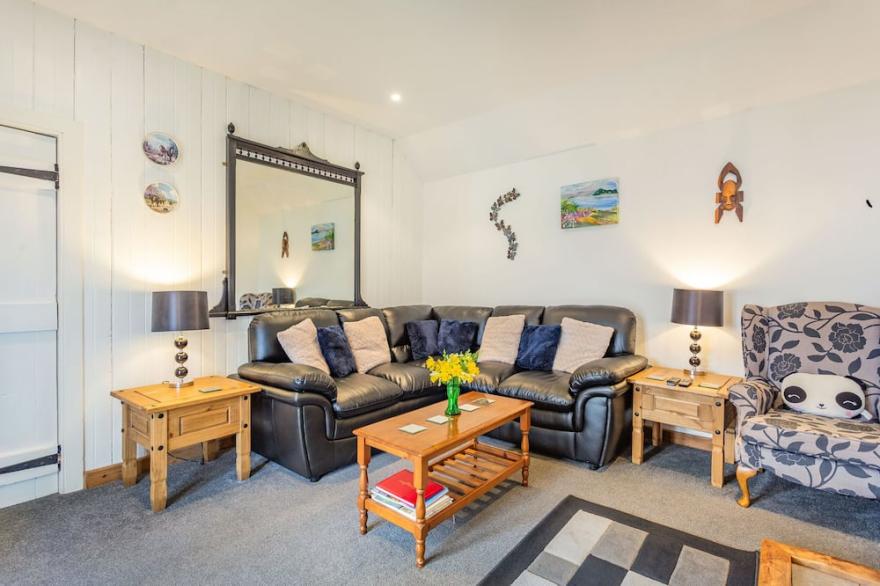 DRUIDAIG COTTAGE, pet friendly, with open fire in Letterfearn
