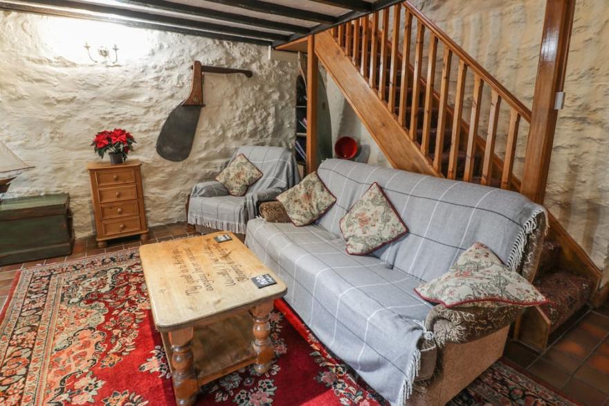 CROW'S NEST COTTAGE, pet friendly, with open fire in Tynygongl