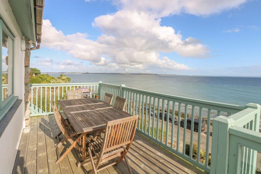 HARBOUR LIGHTS, family friendly, country holiday cottage in Mousehole