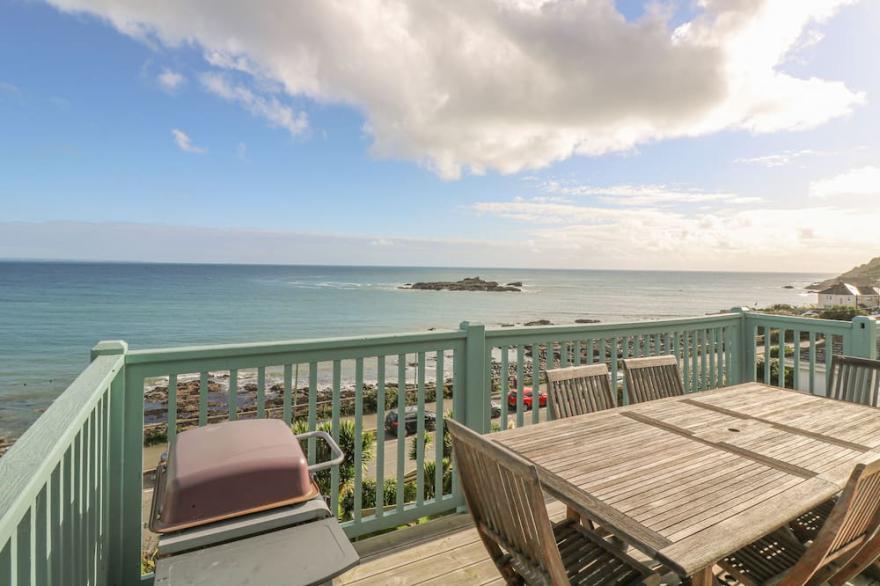 HARBOUR LIGHTS, family friendly, country holiday cottage in Mousehole