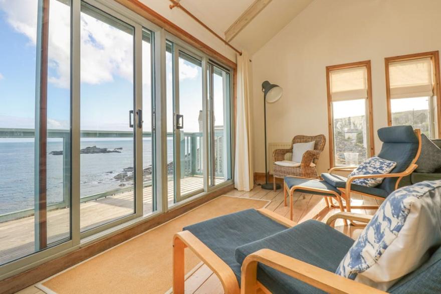 HARBOUR LIGHTS, family friendly, country holiday cottage in Mousehole