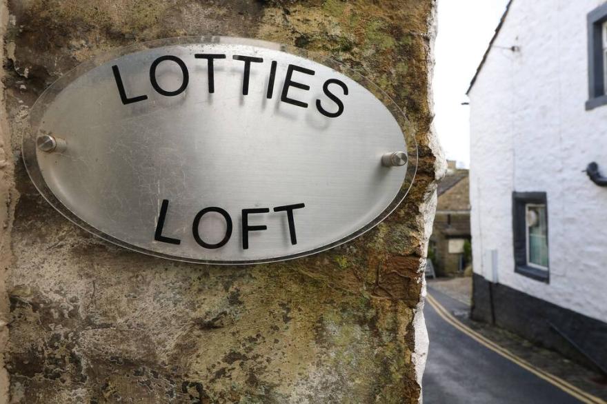 LOTTIE'S LOFT, pet friendly, luxury holiday cottage in Grassington