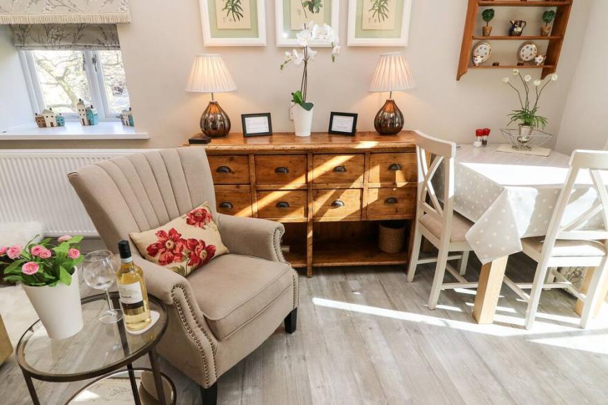 LOTTIE'S LOFT, pet friendly, luxury holiday cottage in Grassington