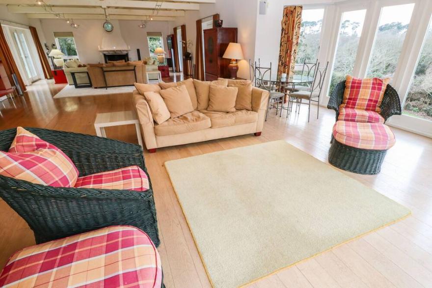 PENARVON HOUSE, pet friendly, luxury holiday cottage in Helford
