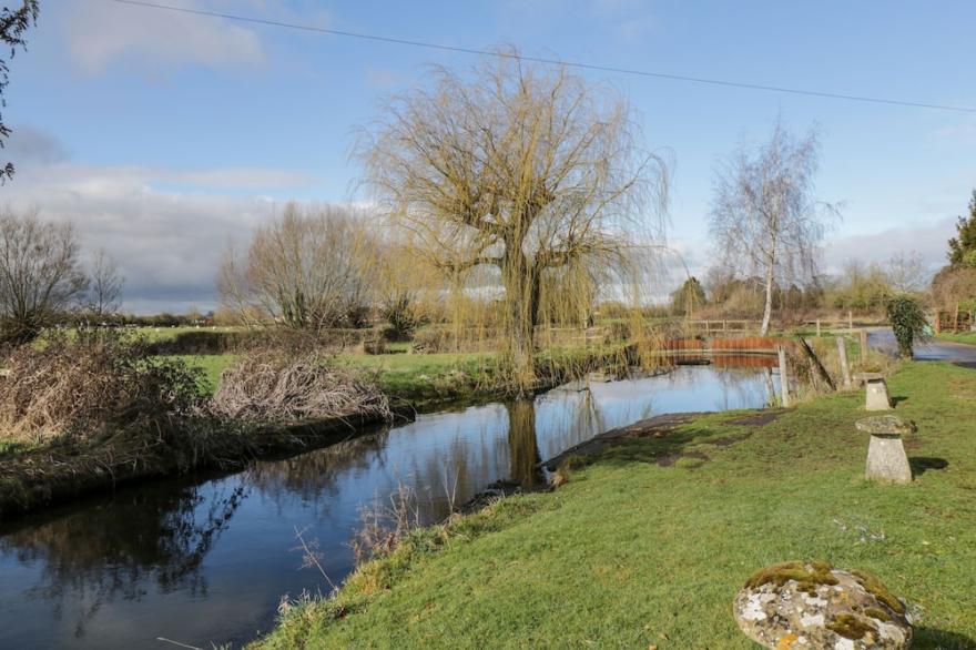 STABLES COTTAGE, pet friendly, character holiday cottage in Bowerhill